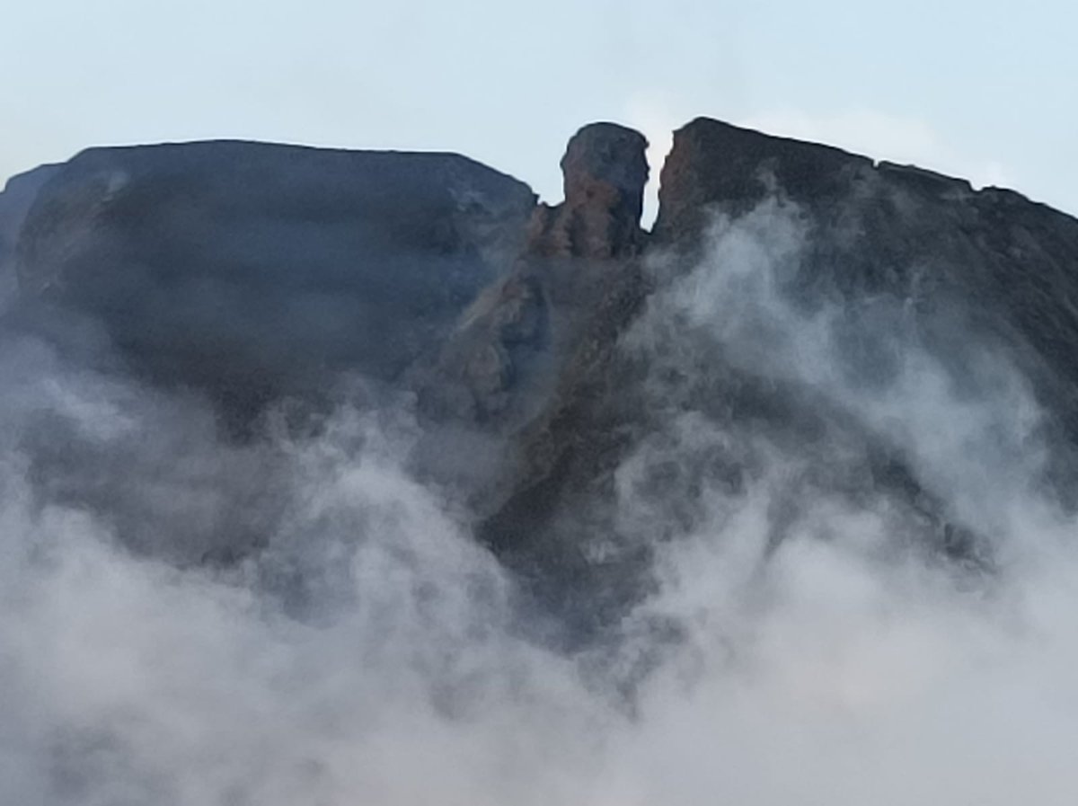 IGME1849's tweet photo. Evolución de un desplome anunciado en el cono oriental. Es parte del crecimiento y derrumbe de las estructuras volcánicas de la #ErupcionenLaPalma. Hacia dentro y sin consecuencias. #IGME_CSIC https://t.co/Sd4EEKCrBm