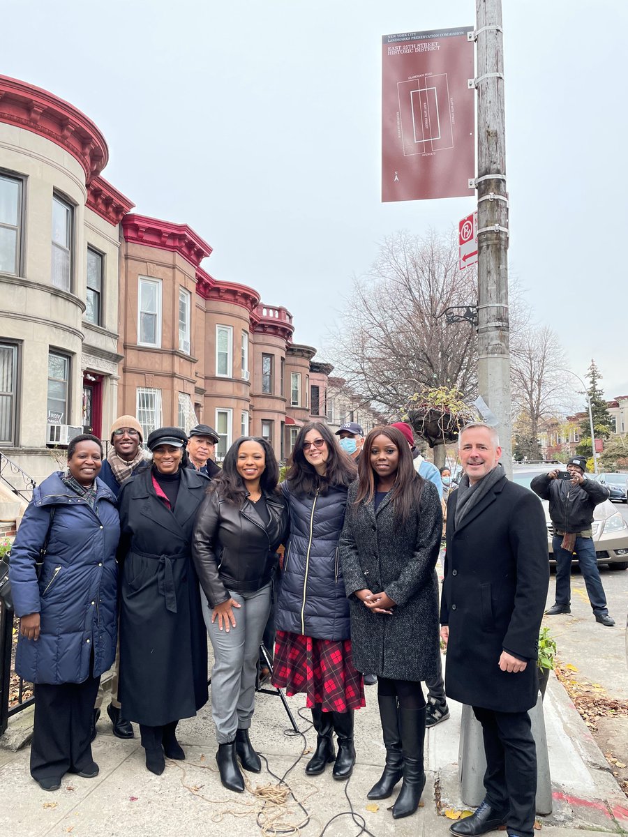 nyclandmarks's tweet photo. Today, LPC Chair @Sarah_J_Carroll @CMFarahLouis NY Landmarks Preservation Foundation Chair Tom Krizmanic @juju_beanz4 &amp; residents of the East 25th Street Historic District unveiled a historic district marker to commemorate the district's designation. https://t.co/aFleKjX22r