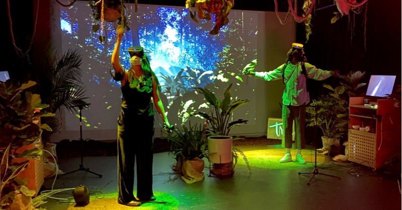 chickeneggfilms's tweet photo. 🌳🐥NY! Nest-supported virtual experience #TreeVR, dirs. @milicazec & @slow3, is being exhibited through Sunday, Dec 12 at the #OnassisFoundation.
Pop in and let a multi-sensory virtual reality experience transform you into a rainforest tree✨
More info & 🎟 ⬇️