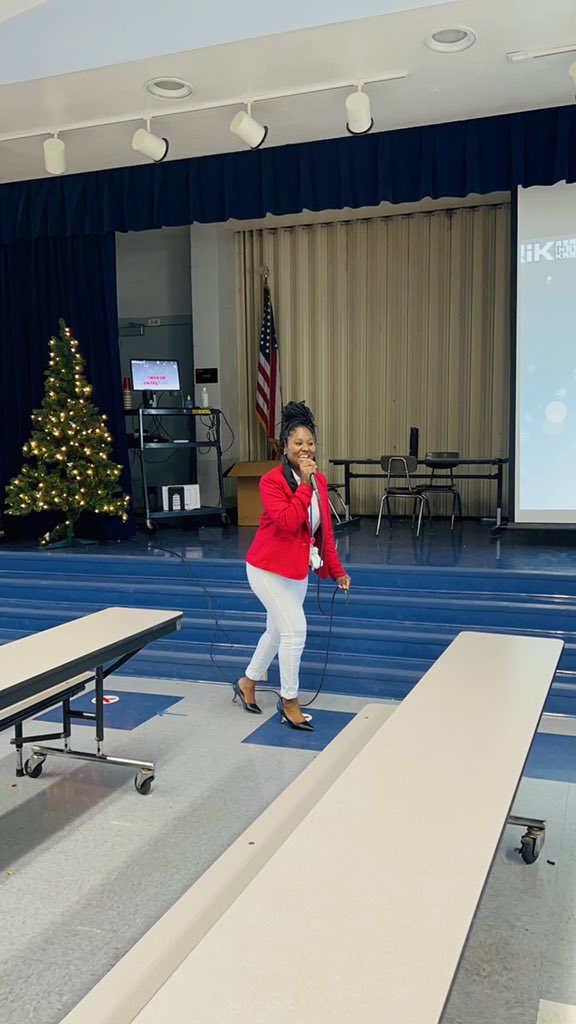CrollSlp's tweet photo. 10/10 recommend getting a principal like @STEPrincipalJJ who will kick off your holiday karaoke event! 🎶🎄 The Sunshine Committee had such a blast hosting a surprise karaoke “meeting” after school today. https://t.co/WHsgy8aTPc