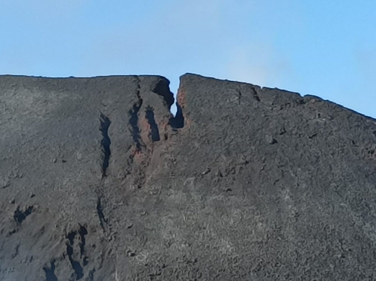 IGME1849's tweet photo. Evolución de un desplome anunciado en el cono oriental. Es parte del crecimiento y derrumbe de las estructuras volcánicas de la #ErupcionenLaPalma. Hacia dentro y sin consecuencias. #IGME_CSIC https://t.co/Sd4EEKCrBm