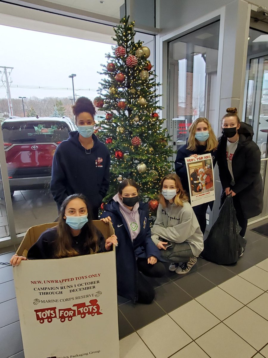RickHastings's tweet photo. Great job by the girls and Coach G helping out with the Toys For Tots drive today! @lps_athletics https://t.co/pDkfLjMdT5