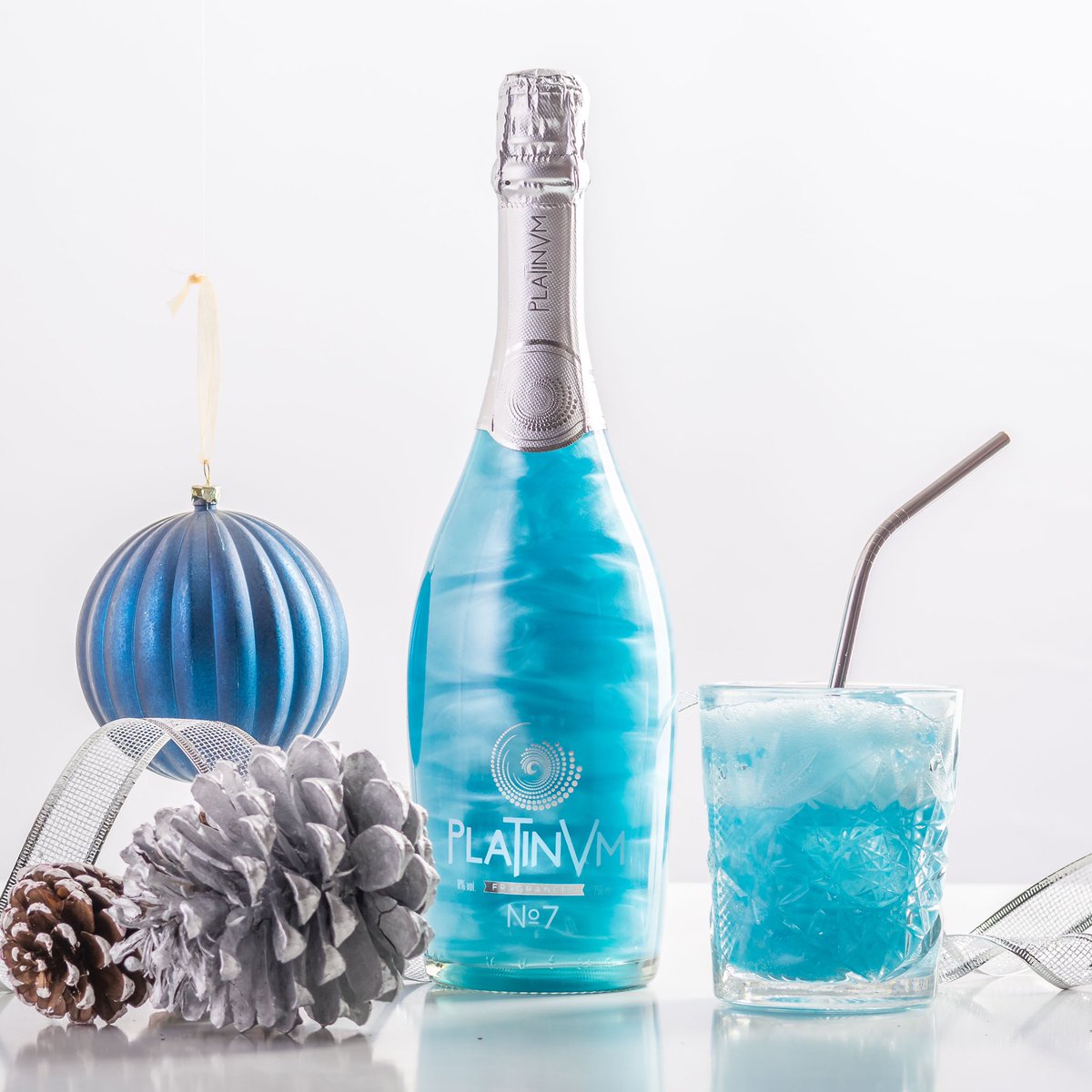 💙❄🥂 ¡Estas fiestas, déjate enamorar por el ritmo tropical del Platinvm nº7 piña y coco! ¿Se te ocurre un espumoso más original para brindar en Navidad?💙❄🥂*Disponible en nuestra tienda de Amazon, con y sin alcohol!
.
#espumoso #platinvm #navidad #ideasderegalo #brindis