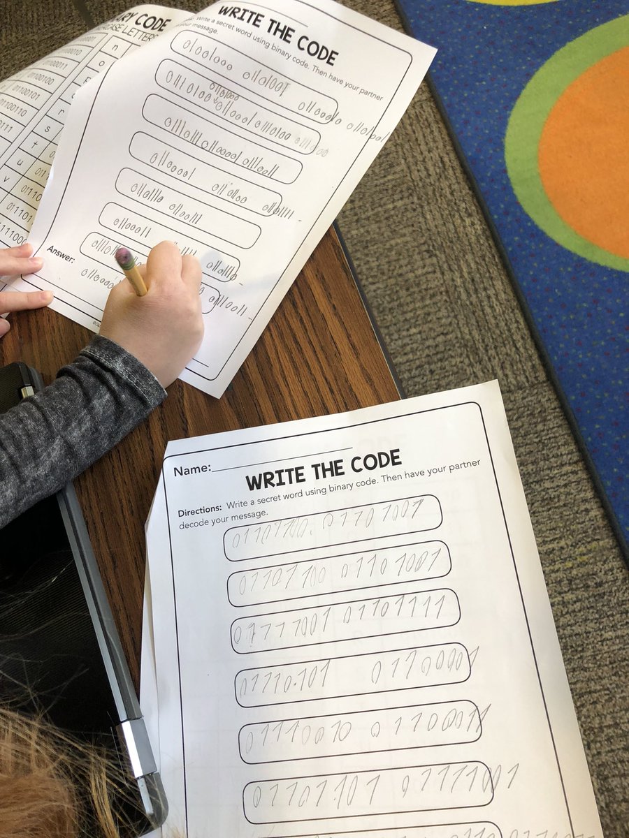 YaelGogolev's tweet image. Ss celebrating #csedweek2021 by listening to interesting podcasts, writing binary coded messages to each other, playing @breakoutEDU @hourofcode games, learning about inspirational Grace Hopper @lauriewallmark &amp;amp; ♥️ @shannonmmiller amazing choice board! #ewlearns @NorthSideEW