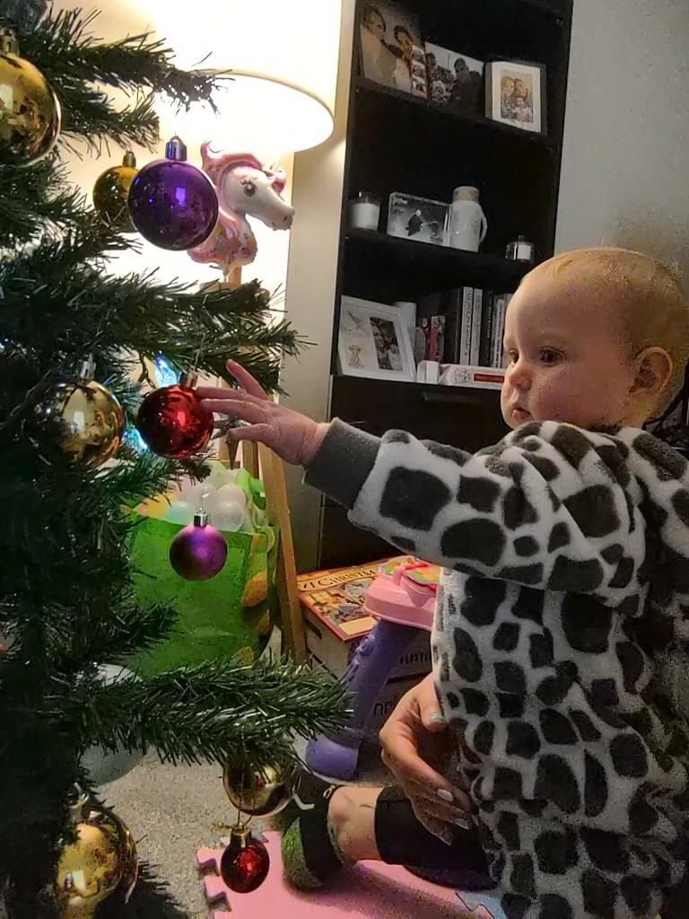 emmanator_91's tweet photo. She likes the Christmas tree https://t.co/LBTi4Jwb67