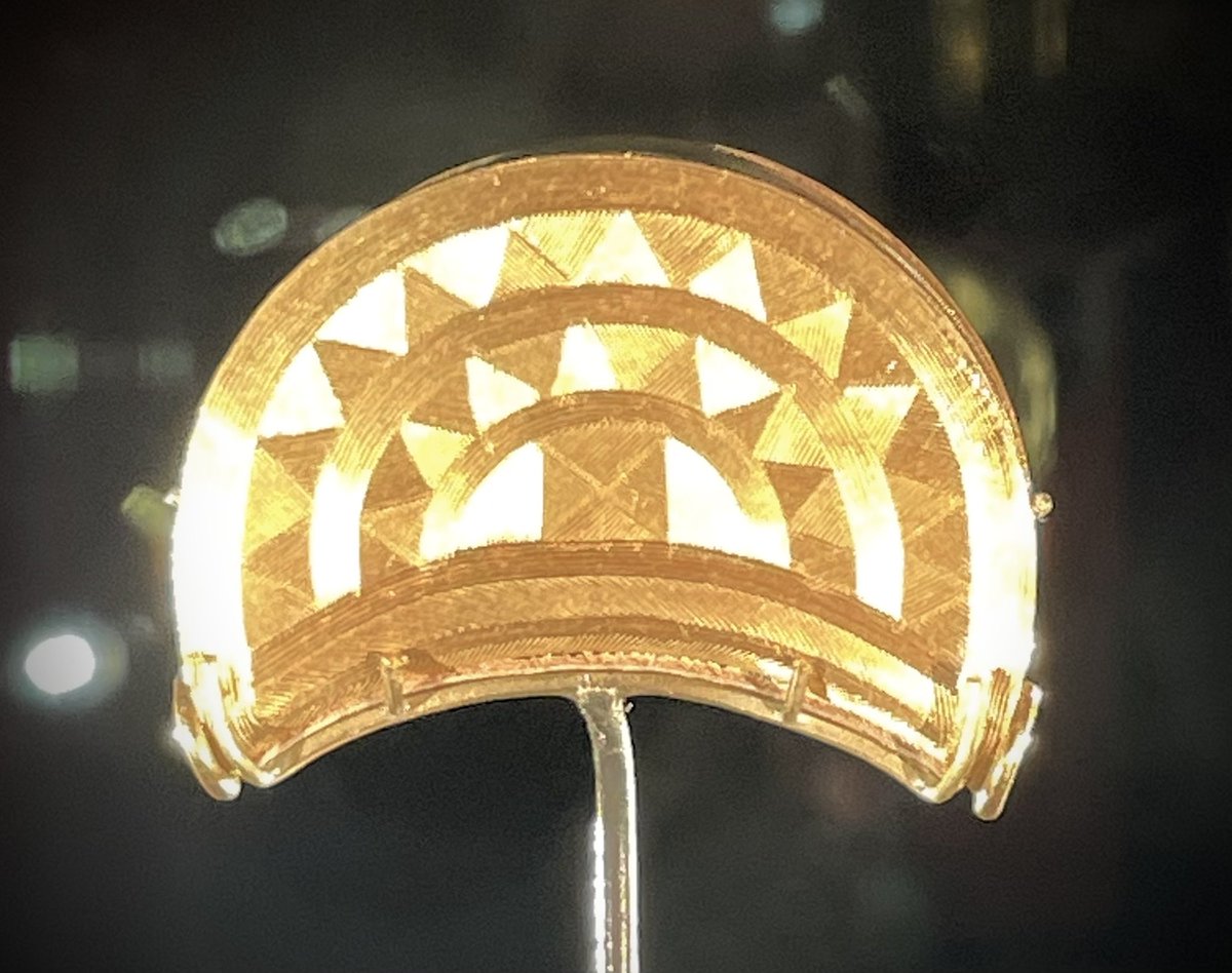 Helenus_'s tweet photo. And it didn't disappoint. 3000 yrs old and such sophistication &amp; skill in the light-catching geometric design and the fineness of the tiny etched lines. An astoundingly pristine treasure and an amazing survival. #Shrewsbury #Shropshire #GatheringLight #BronzeAge @shrewsmuseum https://t.co/NYHPDNE8F9