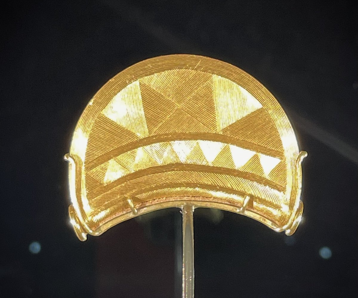 Helenus_'s tweet photo. And it didn't disappoint. 3000 yrs old and such sophistication &amp; skill in the light-catching geometric design and the fineness of the tiny etched lines. An astoundingly pristine treasure and an amazing survival. #Shrewsbury #Shropshire #GatheringLight #BronzeAge @shrewsmuseum https://t.co/NYHPDNE8F9