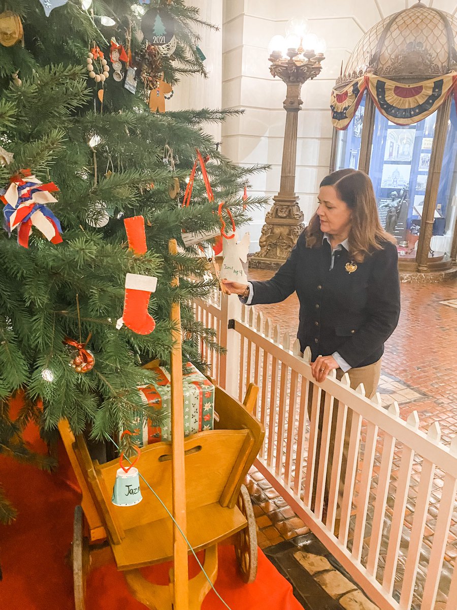 SenLisaBaker's tweet photo. I’m grateful for a break from meetings this afternoon and a few quiet moments to walk around and admire the festive Christmas decorations that adorn the outside and the halls of the Capitol.🎄Next week the Senate is back in Session and the building will once again be filled! https://t.co/wz0P8ffW5J