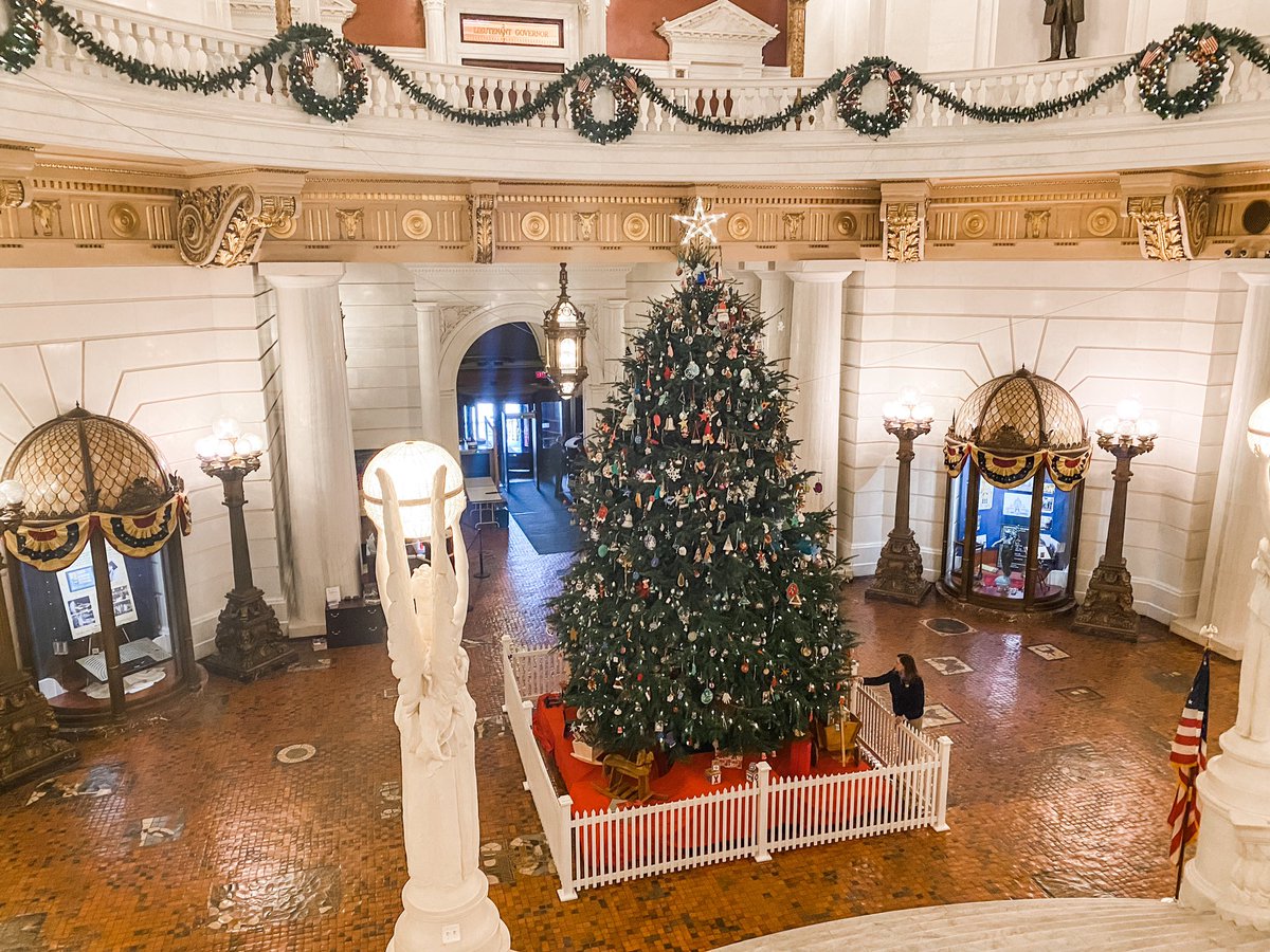 SenLisaBaker's tweet photo. I’m grateful for a break from meetings this afternoon and a few quiet moments to walk around and admire the festive Christmas decorations that adorn the outside and the halls of the Capitol.🎄Next week the Senate is back in Session and the building will once again be filled! https://t.co/wz0P8ffW5J