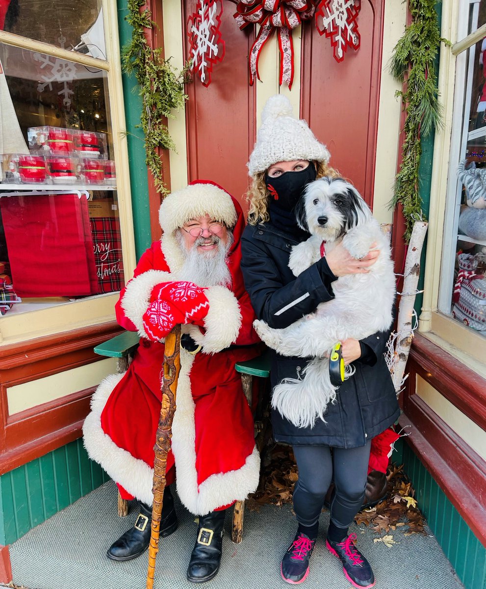 PetherInsurance's tweet photo. If you are looking to meet with the real Santa 🎅 take a day trip to Niagara on the Lake! Outside the Christmas store Santa welcomes everyone and poses for FREE photos! #santa #christmas #photoop #petherinsurance #torontoinsurance #desjardinsinsurance https://t.co/RdyUcXmErw