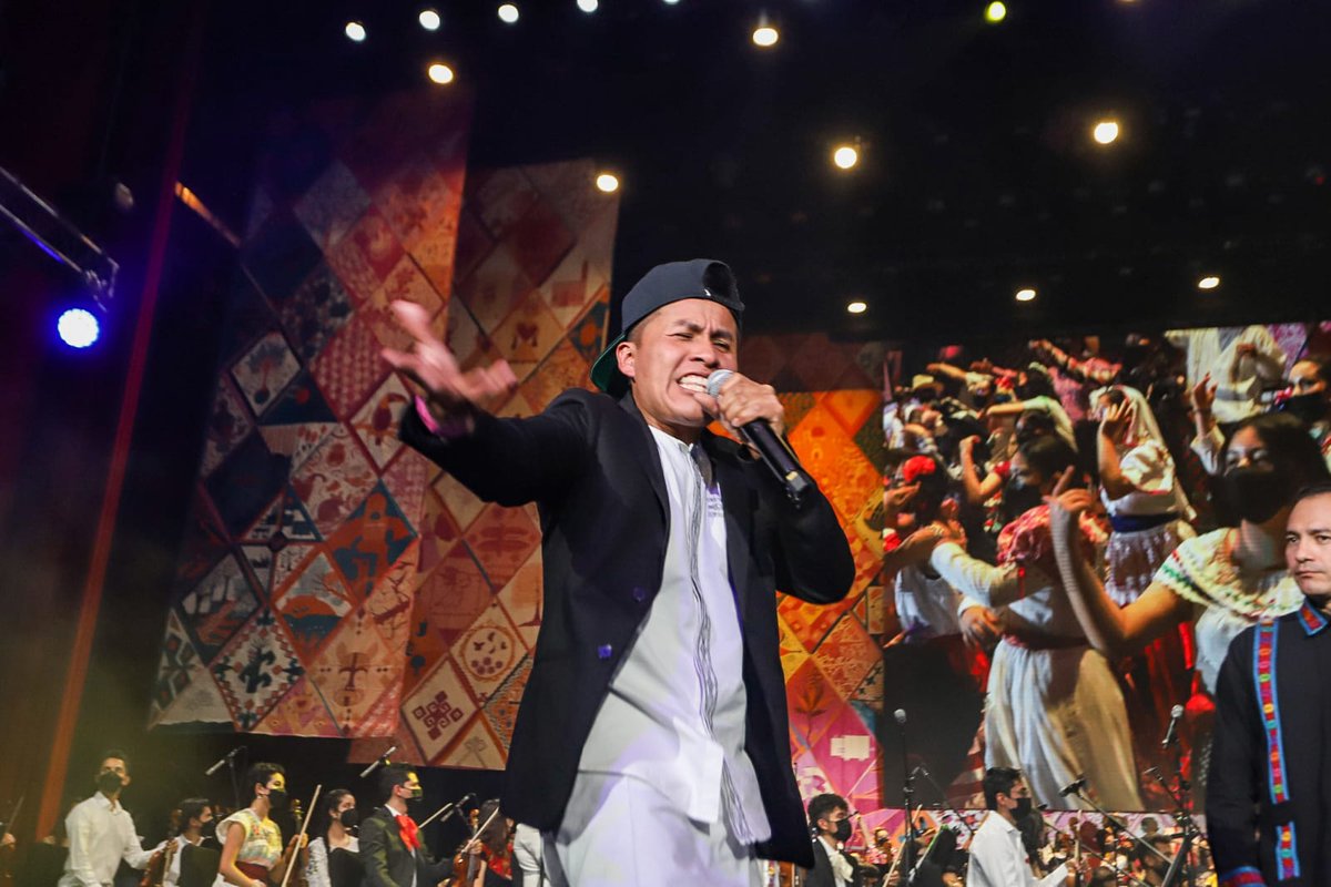 cultura_mx's tweet photo. El centro de la política cultural son las comunidades de México, así lo demostramos en #TengoUnSueño.

El rapero tutunakú Juan Sant interpretó en el @AuditorioMx “Ni kamaxananti” (No te avergüences) en un número dedicado a las lenguas originarias de México y sus hablantes. https://t.co/pIligN2zKh