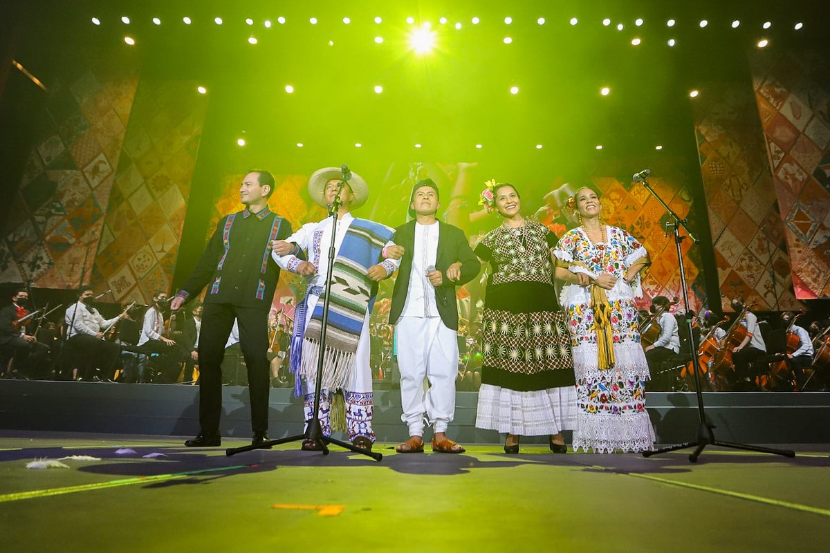 cultura_mx's tweet photo. El centro de la política cultural son las comunidades de México, así lo demostramos en #TengoUnSueño.

El rapero tutunakú Juan Sant interpretó en el @AuditorioMx “Ni kamaxananti” (No te avergüences) en un número dedicado a las lenguas originarias de México y sus hablantes. https://t.co/pIligN2zKh