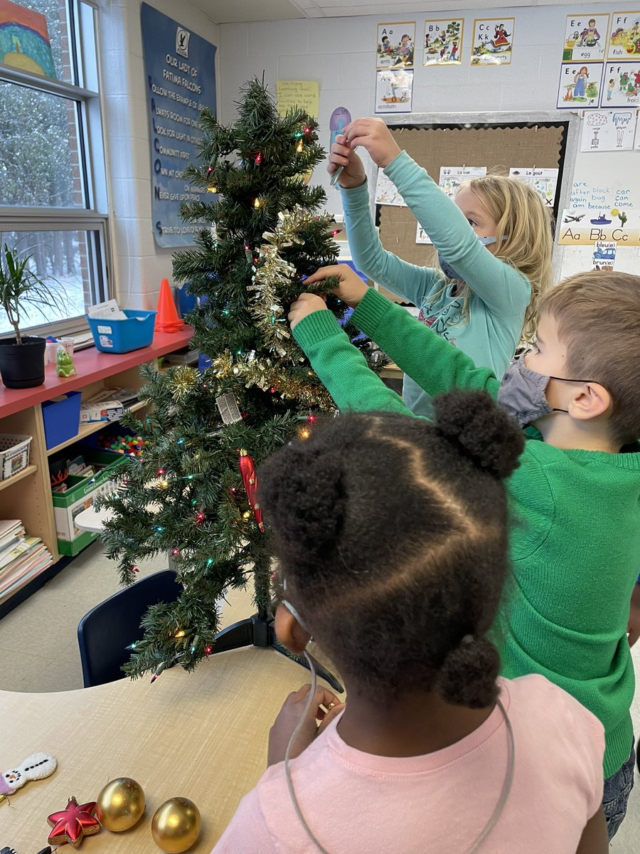 MadelleCollins's tweet photo. Today Grade 1s practiced following instructions by reading “Comment décorer un sapin de Noël” and following the steps as we decorated our class tree! 🎄 https://t.co/fmG9wMgC6j