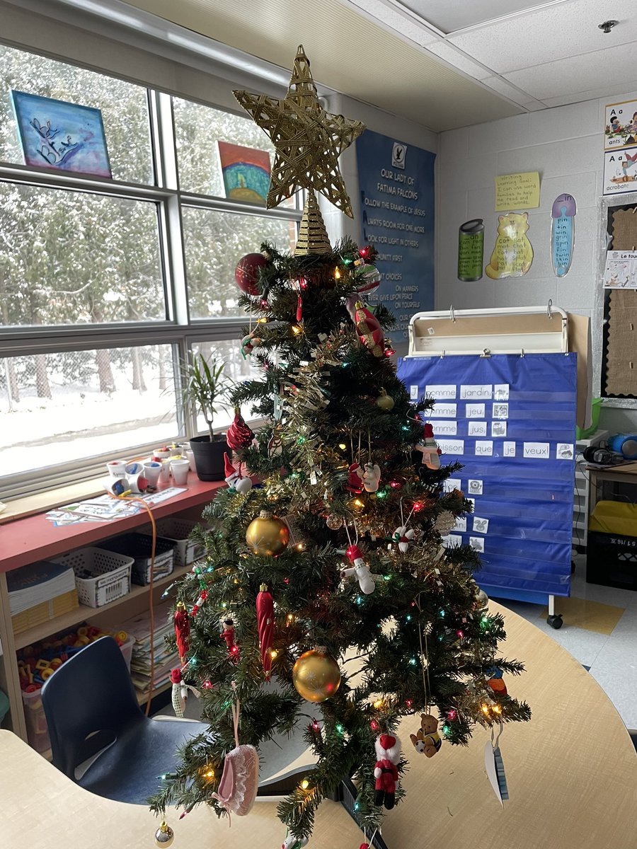 Today Grade 1s practiced following instructions by reading “Comment décorer un sapin de Noël” and following the steps as we decorated our class tree! 🎄