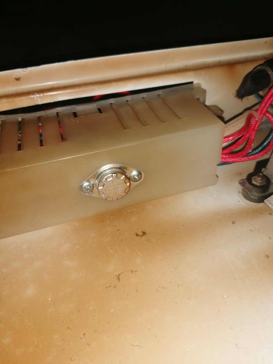 Има ли некој електричар да ми каже како да го исклучам термостатот на панелката? <a href="/VladimirJosifo1/">KoToTamoPeva</a> ти брат да не се разбираше или грешка сум?