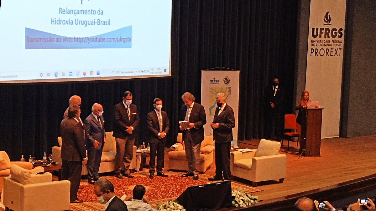 stecheraoficial's tweet photo. Uruguay presentó en Porto Alegre en la reunión en el marco del Relanzamiento de la #Hidrovia #LagunaMerin en los 60 años de la firma del acuerdo, el estudio de batimetría y las cartas náuticas para la navegabilidad
Jornada liderada por el #Embajador De 🇺🇾 en 🇧🇷 Guillermo Valles https://t.co/NxAk3kTJjG