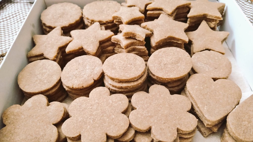 BakingCooking's tweet image. More #Christmas #cookies baking and decorating this evening 👩🏻‍🍳🍪☕⛄🎄🦌🎅🌰🍫🍪☕⛄🎄🦌🎅🌰🍫 Is it Christmas yet?😋 #homemade #Cooking #baking #cookiedough #Cookie #Christmas2021 #christmasiscoming #Food #FoodieBeauty #Foodie #homecooking #yummy #delicious #ChristmasCountdown