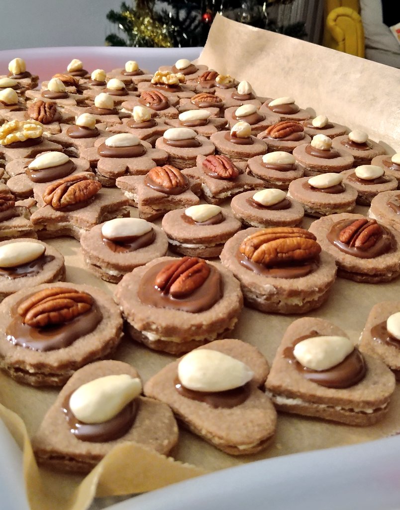 BakingCooking's tweet image. More #Christmas #cookies baking and decorating this evening 👩🏻‍🍳🍪☕⛄🎄🦌🎅🌰🍫🍪☕⛄🎄🦌🎅🌰🍫 Is it Christmas yet?😋 #homemade #Cooking #baking #cookiedough #Cookie #Christmas2021 #christmasiscoming #Food #FoodieBeauty #Foodie #homecooking #yummy #delicious #ChristmasCountdown
