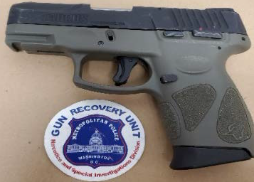 DCPoliceDept's tweet photo. In the last week, #DCPolice officers removed 61 illegal firearms from the streets of #DC and out of the hands of criminals.
#FirearmsFlashback https://t.co/GaWfTr4fMO