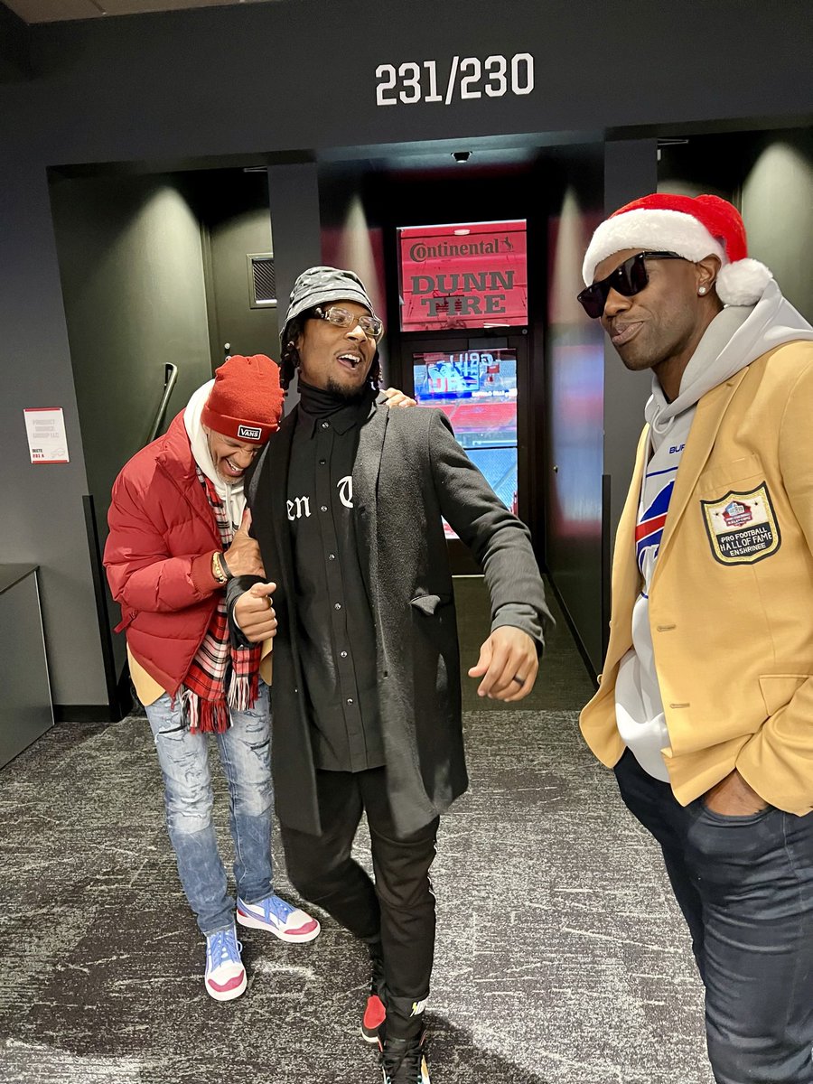 StevieJohnson13's tweet image. Better men before me have failed. 

Therefore, I’m blessed to be That Alien respected amongst the Gold Jacket Goats, Legends and Current Stars of the game. #HandleBizHaveFunClub⚔️