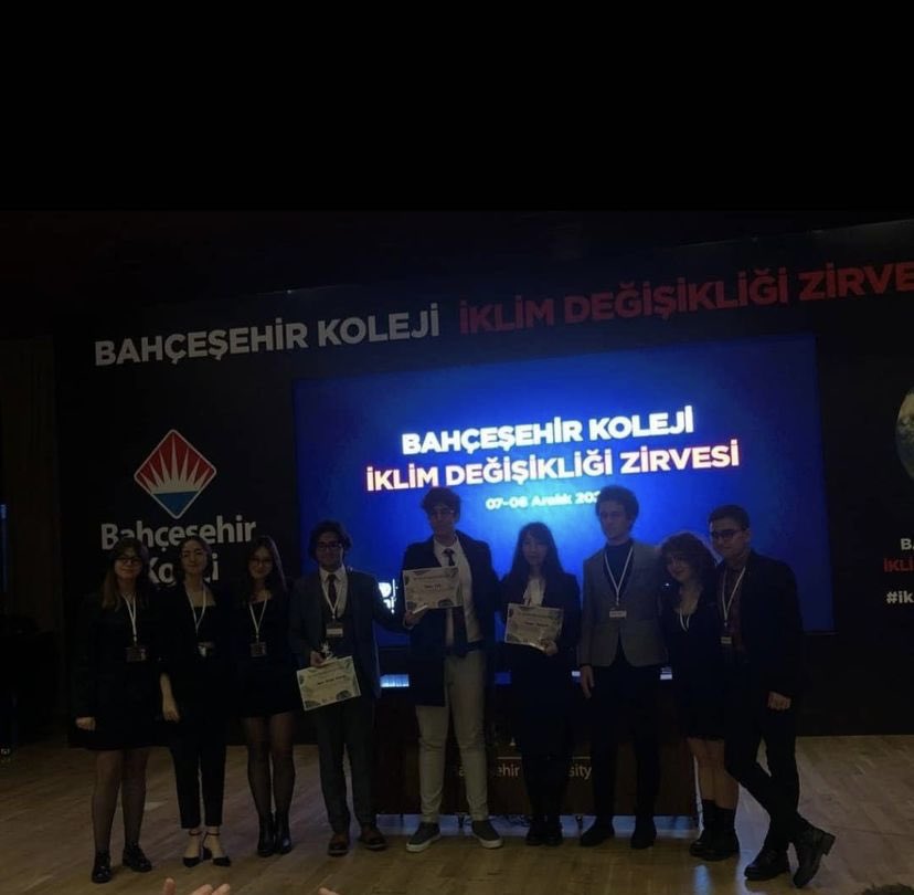 VIII. Genç Diplomatlar Konferası'nın kapanış gününde öğrencilerimiz İzlanda, Rusya ve Japonya delegasyonlarını temsil ederek eğitim, hukuk ve teknoloji alanlarında parlayan delege unvanına layık görüldü. Öğrencilerimizi tebrik ederiz.👏🏻