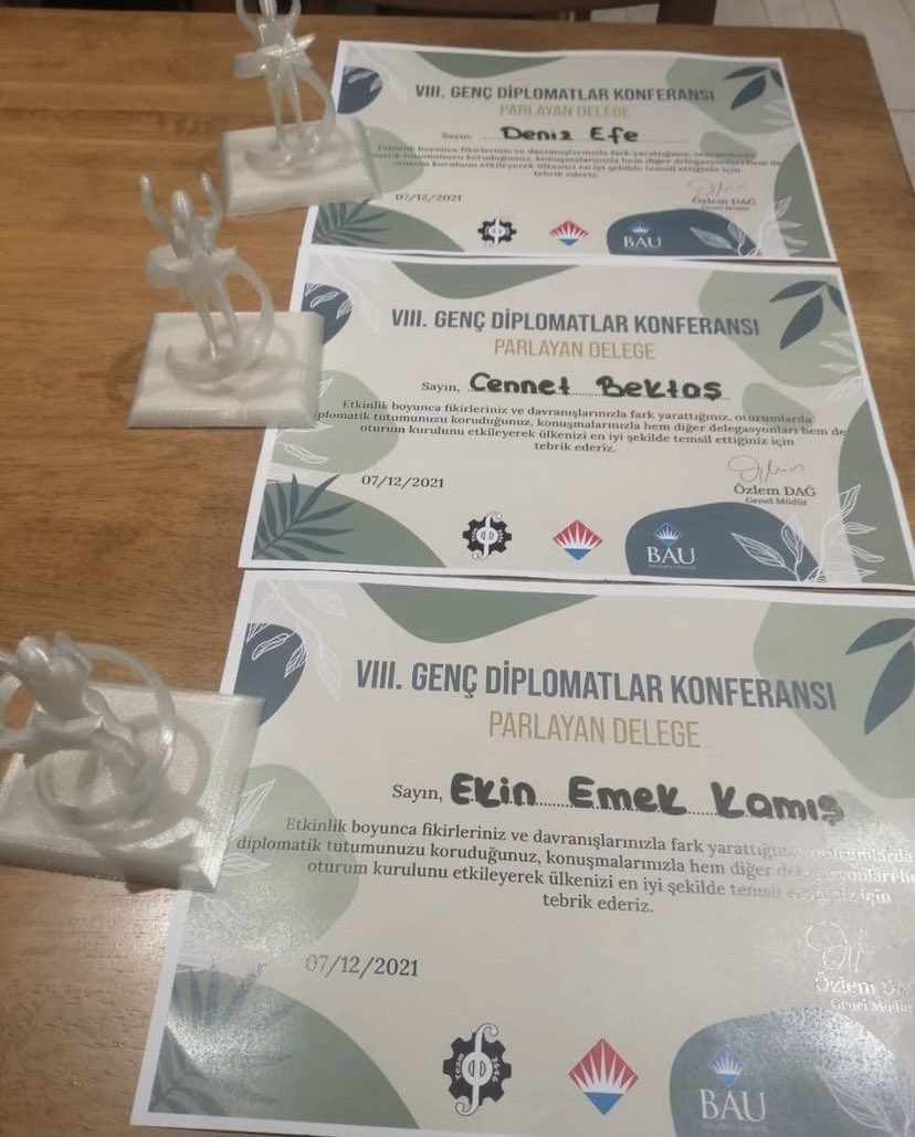 BTeamtema's tweet photo. VIII. Genç Diplomatlar Konferası'nın kapanış gününde öğrencilerimiz İzlanda, Rusya ve Japonya delegasyonlarını temsil ederek eğitim, hukuk ve teknoloji alanlarında parlayan delege unvanına layık görüldü. Öğrencilerimizi tebrik ederiz.👏🏻 https://t.co/sdlxW6SWBl