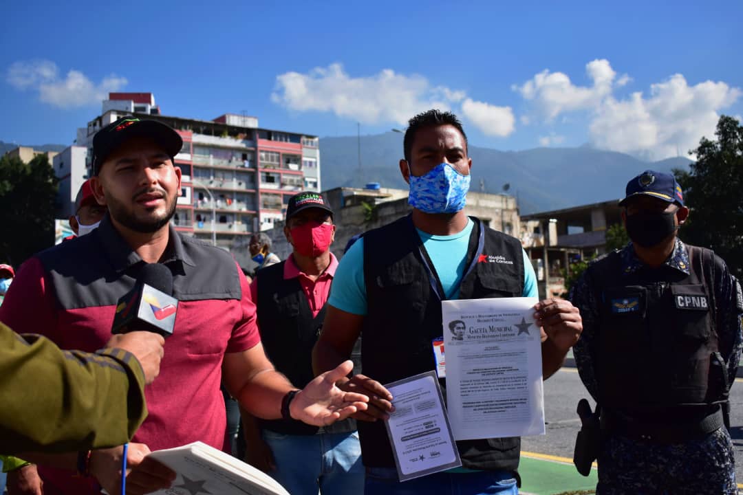 Joselopezpsuv's tweet photo. #8Dic por orientación de la alcaldesa @gestionperfecta el equipo de @Supra_Ccs, Fiscales ambientales, Policaracas y Control Urbano se desplegó en la AV Baralt para notificar a los comerciantes sobre los horarios de recolección y la ordenanza municipal 47.422.
#CaracasEcológica https://t.co/x09NS6sE8N