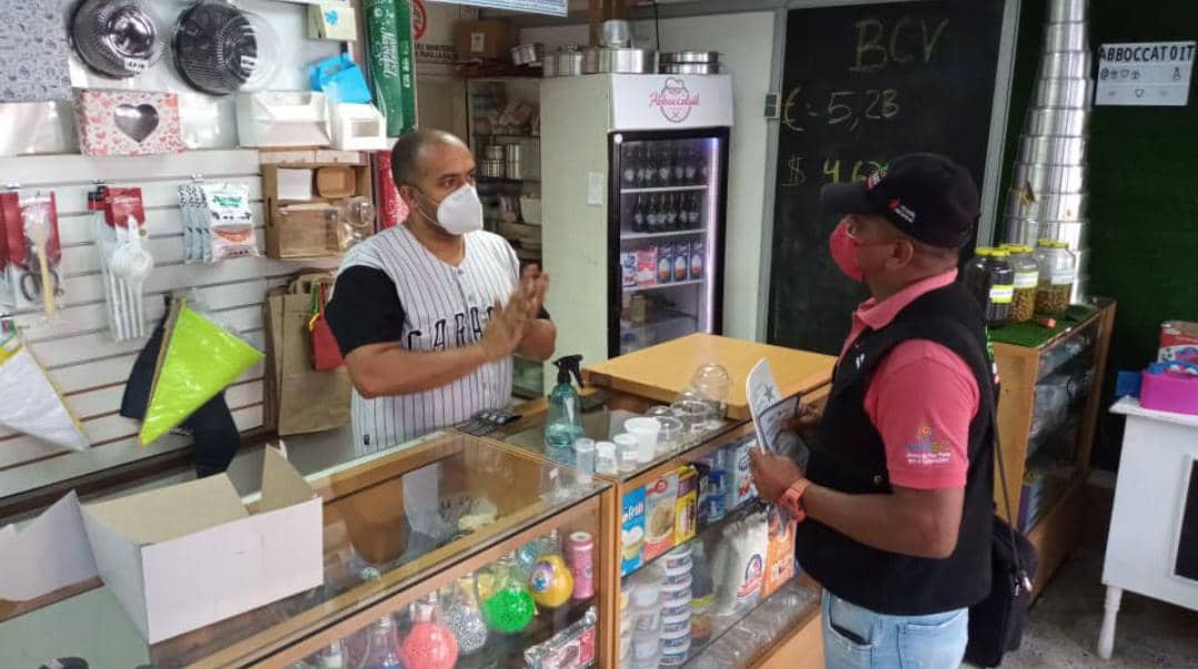 Joselopezpsuv's tweet photo. #8Dic por orientación de la alcaldesa @gestionperfecta el equipo de @Supra_Ccs, Fiscales ambientales, Policaracas y Control Urbano se desplegó en la AV Baralt para notificar a los comerciantes sobre los horarios de recolección y la ordenanza municipal 47.422.
#CaracasEcológica https://t.co/x09NS6sE8N