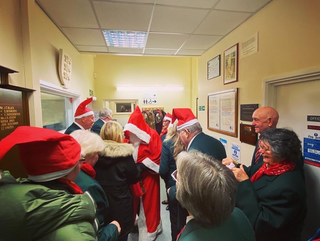 Thank you to the WI in Anstey for our first indoor sing out in over two years. We also got to meet the big man himself🎅🏻💈#christmas #singout #wianstey #merrychristmas #santa #happychristmas
