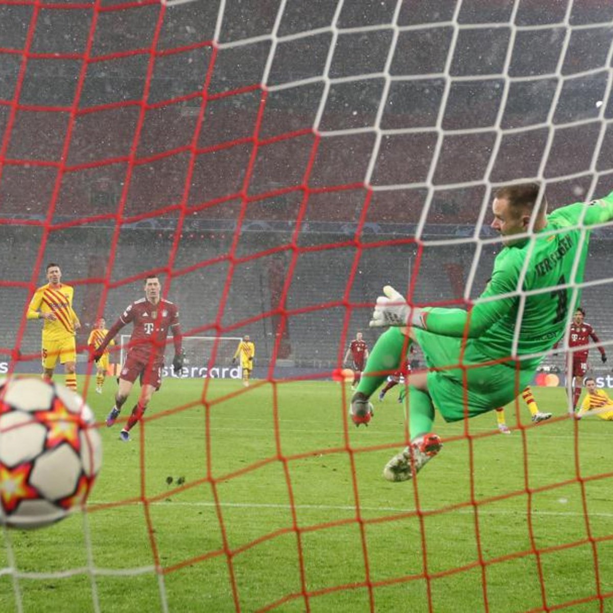 7eterno7's tweet photo. Se lo merecen. Se merecen un ridículo de estas dimensiones por todas las veces que fueron campeones gracias a favores arbitrales, por ser una mafia, por hacer política con el fútbol, por chulos y prepotentes, por el mucho morro y el cochinillo. Que se jodan hoy y siempre. https://t.co/rQtqcRBED4
