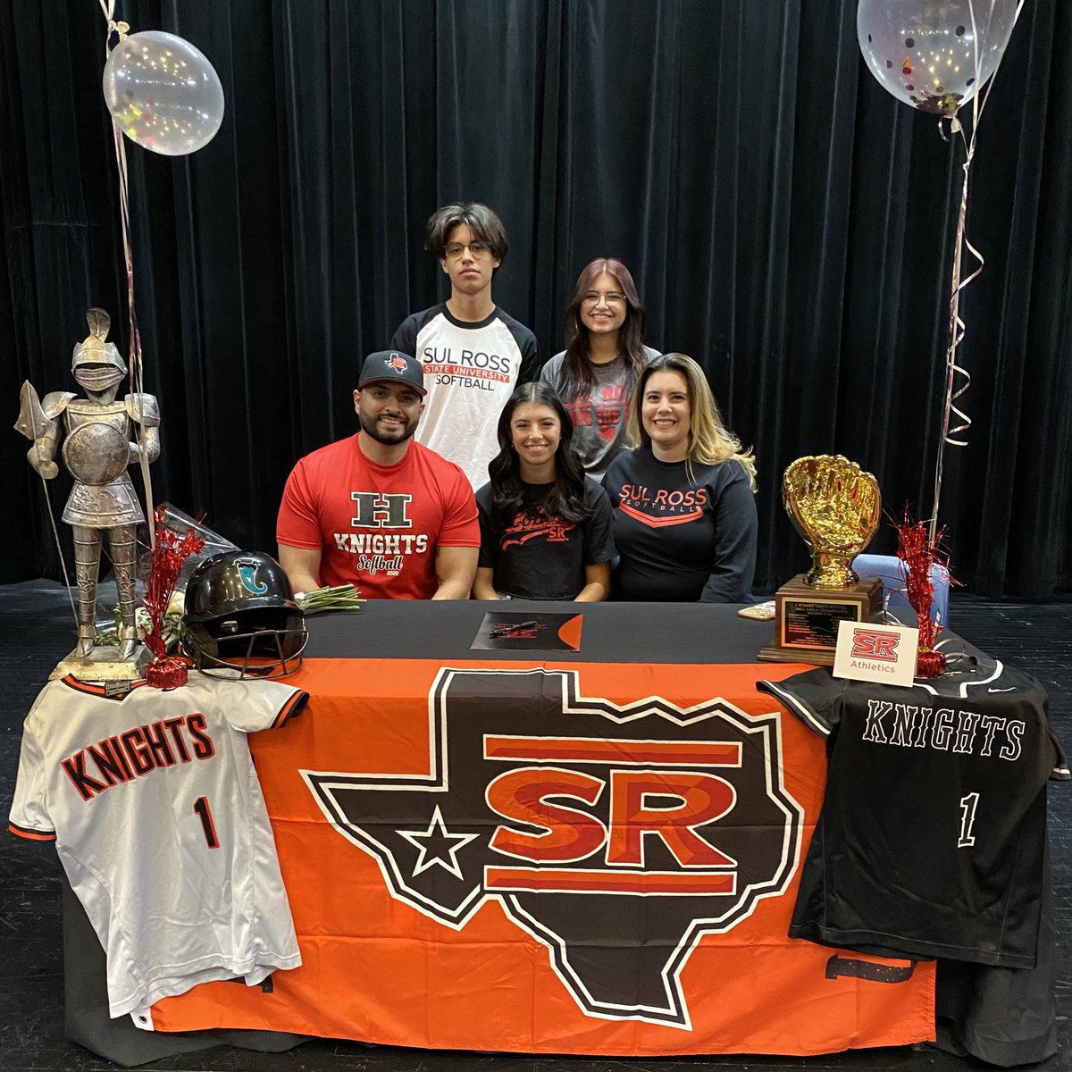 HanksSBBooster's tweet photo. Congratulations to @GarciaKyndell for signing her NLI today to continue her athletic and academic career at @SRSU_Softball !! #hardworkpaysoff @HanksSoftball @ChilisSolis https://t.co/dlZbvtlENI