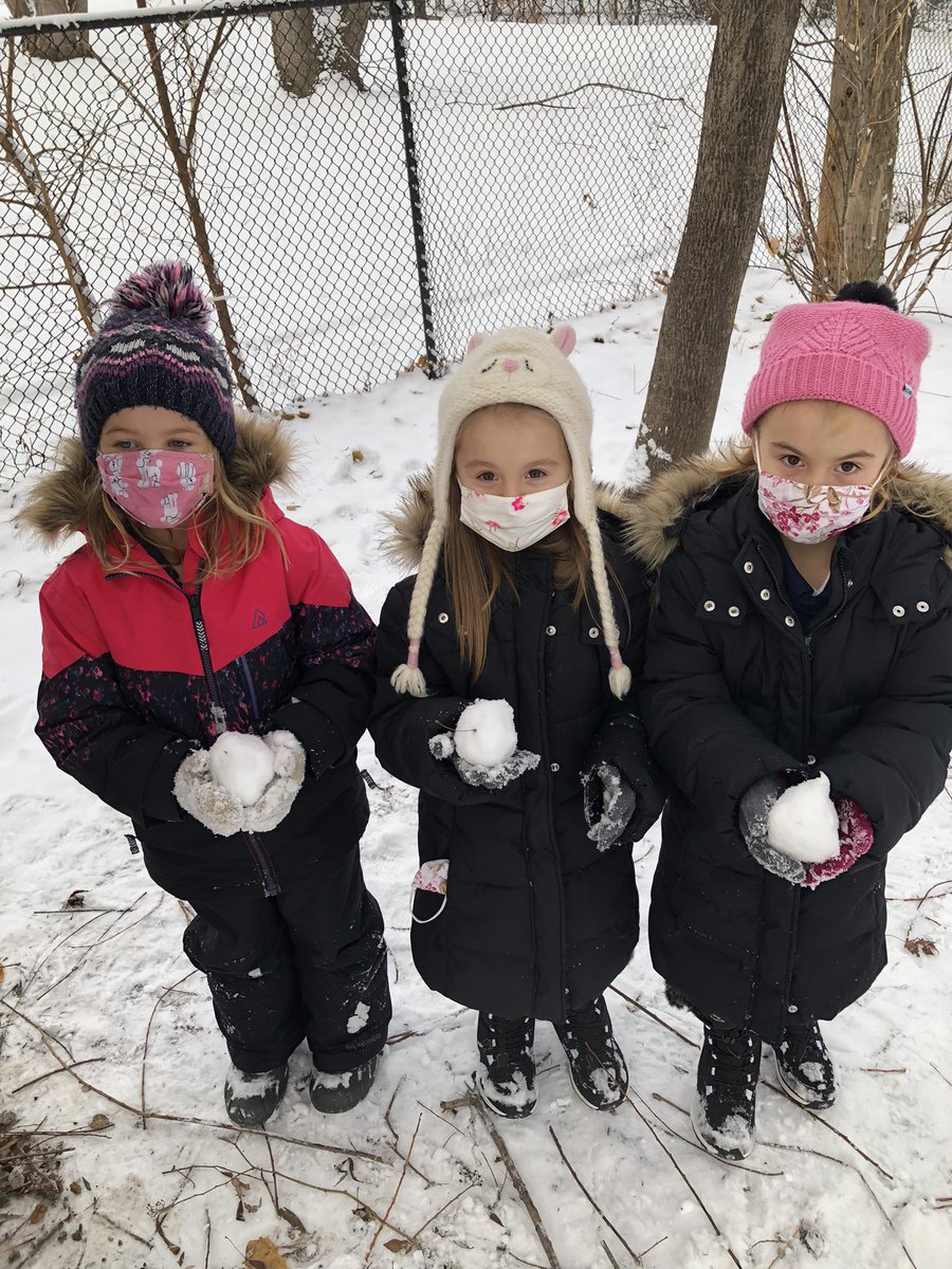 Snow ornaments anyone? ❄️ #hcdsbk <a href="/HolyRosaryM/">Holy Rosary, Milton</a>