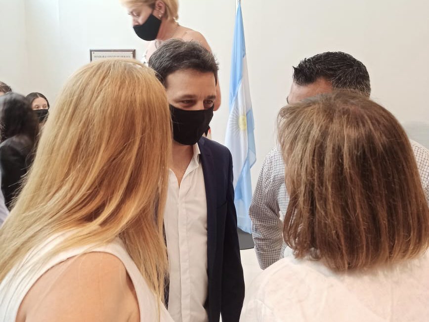 SebaSalvadorOk's tweet photo. Participé de la asunción de los nuevos concejales de #SanFernando acompañando a nuestra amiga y correligionaria Marcela Pires. Seguimos fortaleciendo a JxC con más representantes radicales. 

Vamos con más fuerza hacia el 2023 🇵🇱💪 https://t.co/tsdDMmqPzs