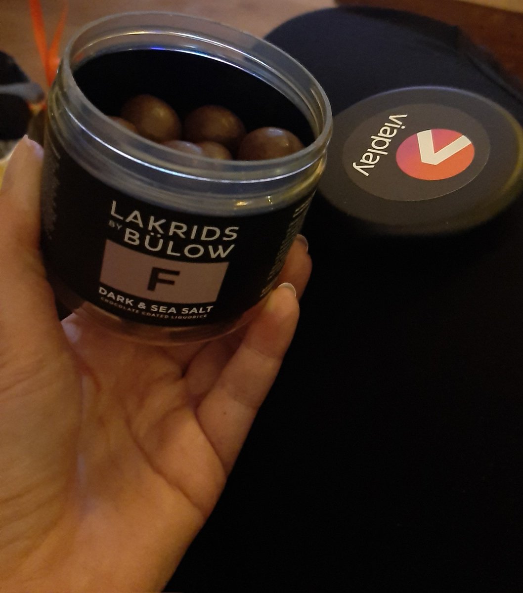 Welke verwachtingen we ook van Viaplay mogen hebben, ze maken in Scandinavië vreemde snoepjes. (Drop met chocola)