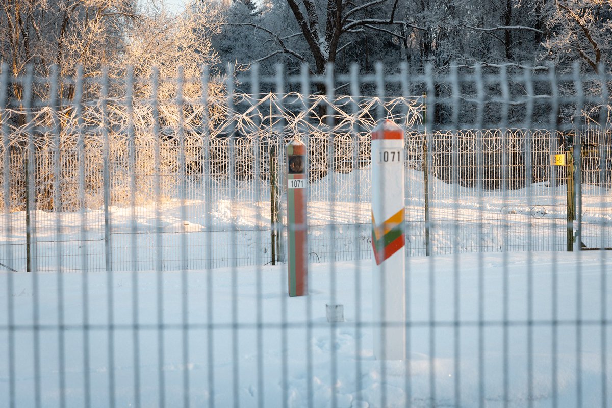 kajakallas's tweet photo. Visited the EU-Belarus border in 🇱🇹 and met with the 🇪🇪ESTPOL5 team stationed there. Estonia together with allies has supported Lithuania in responding to the hybrid attacks organised by the Lukashenka regime, and we will continue to stand by Lithuania in the future. https://t.co/LvgfNELcwZ