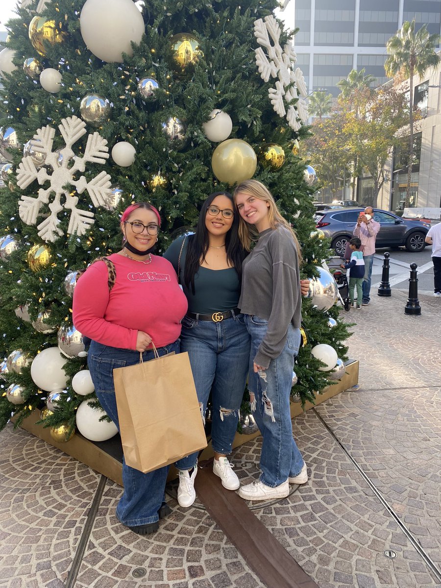 intentionscyn's tweet photo. best trip ever I’ll miss you la be back soon https://t.co/A7oXKRKZi8