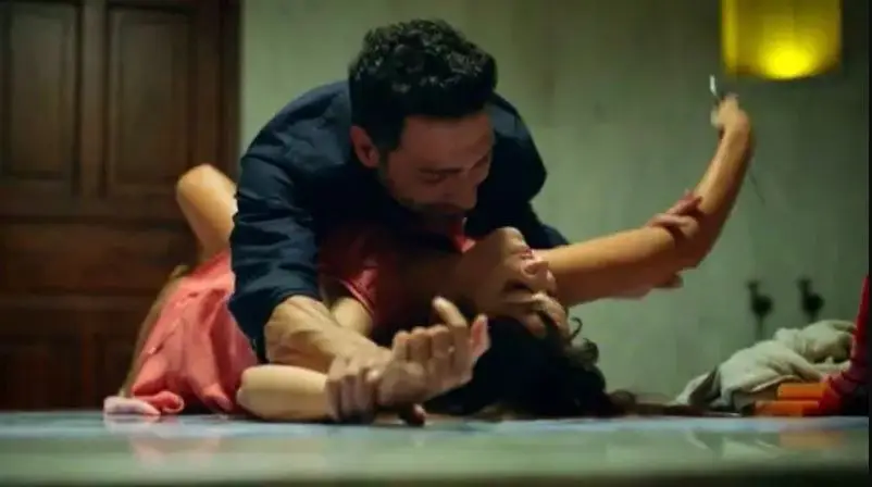 Türk aile yapısına asıl uygun olmayan şeyler bangır bangır televizyonlarda yayınlanırken milletin para ödeyerek izlediği bir şeye karşı böyle bir tavır almak çok gülünç.
#hasancankaya