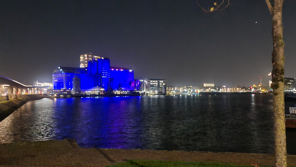 Helaas niet meer zwemmen, dan maar weer aan de 'Coronawandel' de stad was prachtig vanavond <a href="/rotterdam/">Gemeente Rotterdam</a> #mooiop010zuid