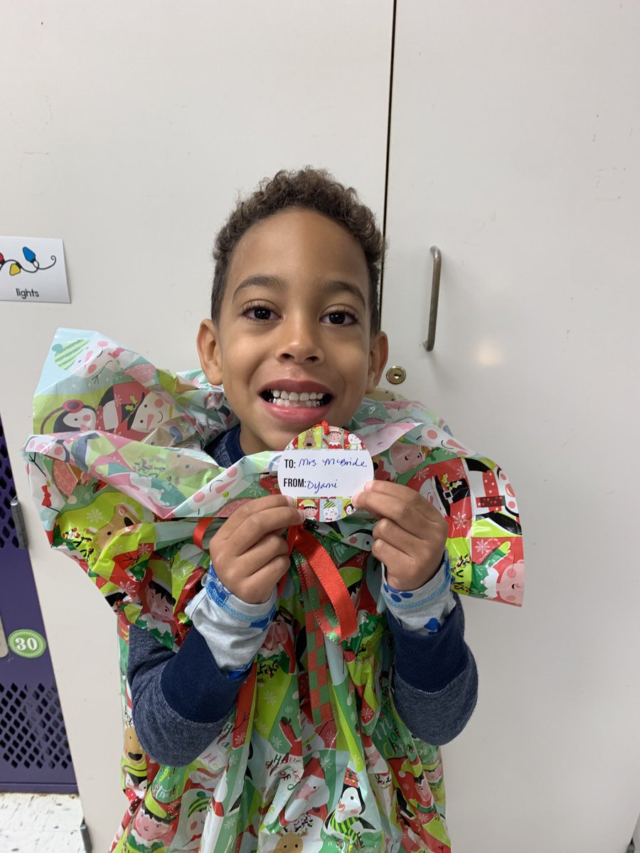 Today was dressed like a gift! I got the best present ever! ⁦<a href="/Alex2Inspire/">𝙰𝚕𝚎𝚡𝚊𝚗𝚍𝚛𝚊 𝙼𝚊𝚛𝚝𝚒𝚗</a>⁩ ⁦<a href="/SassySimm/">Amy Simmons</a>⁩ ⁦<a href="/Stephparsons5/">Stephanie Parsons</a>⁩ ⁦<a href="/FollowingFowler/">Fowler Elementary</a>⁩ ⁦<a href="/WFISDschools/">Wichita Falls ISD</a>⁩