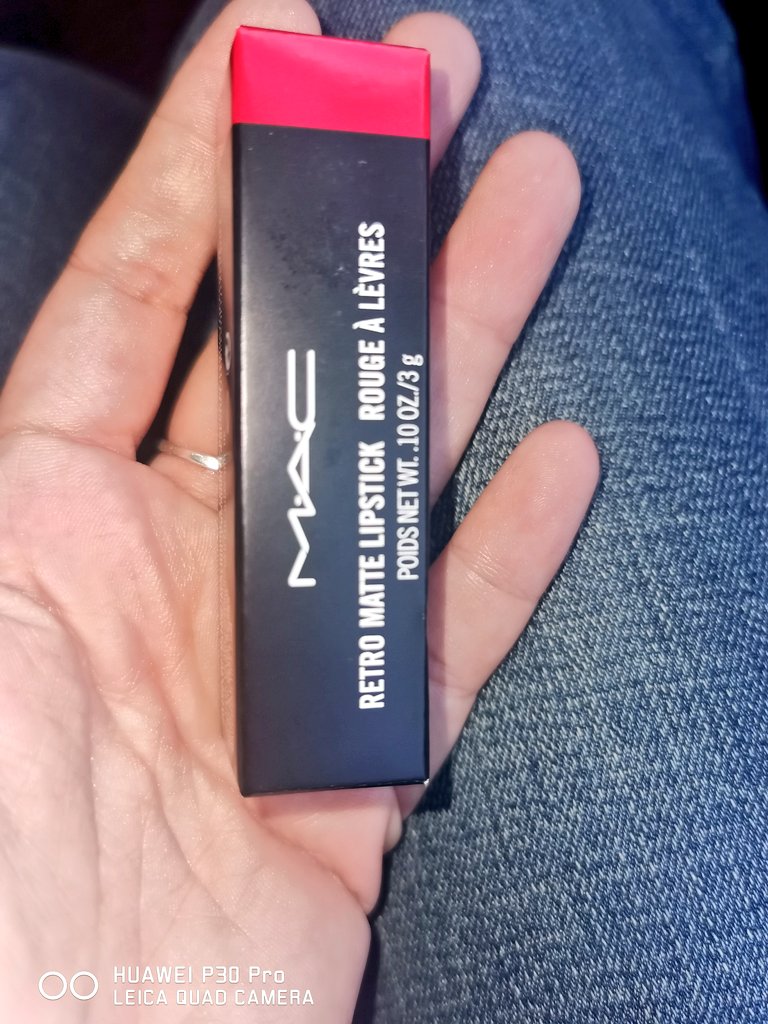 aamg580's tweet image. Cualquier día es bueno para regalarse un lipstick rojo. 🖤🥰
#maccosmetics
#RubyWoo