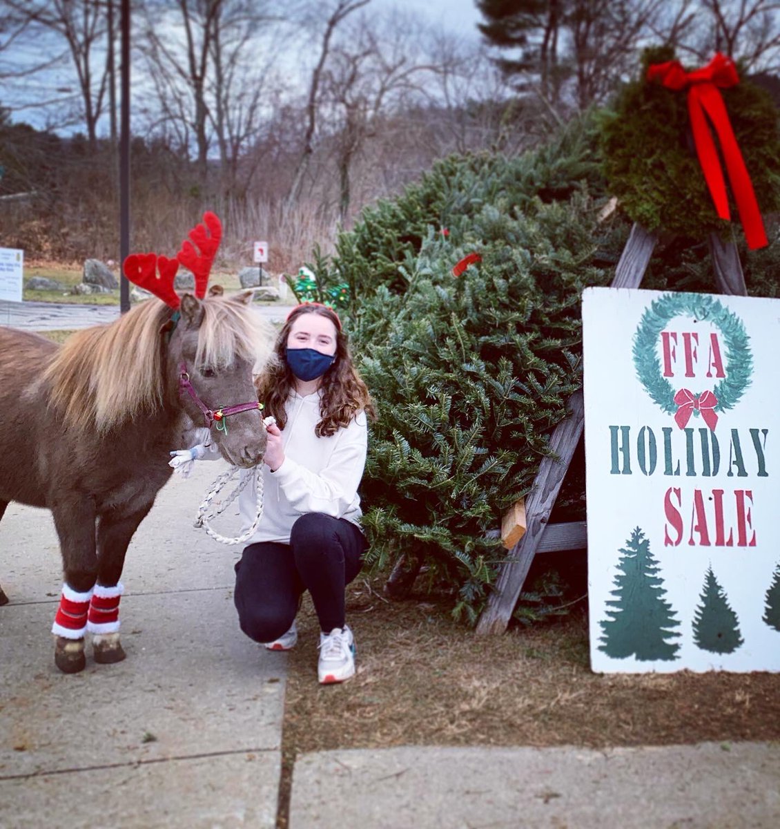 valley_ed's tweet photo. Thunder &amp; Sneakers visited the Holiday store today! 🌲 @hvrhs https://t.co/mmdf3YUFHf