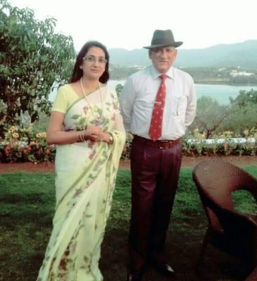 upenyadav22's tweet photo. नहीं रहे भारतमाता के शौर्यवान लाल #CDSBipinRawat... भारतीय वायुसेना ने की पुष्टि
#BipinRawat ji के स्मृति को नमन 🙏
@BipsBak
ॐ शांतिः शांतिः शांतिः https://t.co/QlhQy54Dw3