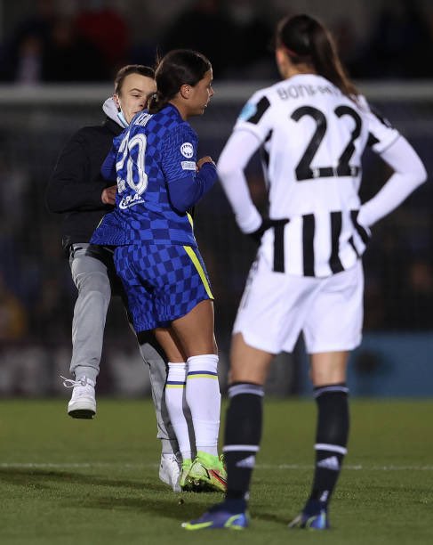 AdamGMillington's tweet image. A fan ran onto the pitch at Chelsea vs Juventus during the game to try to get a picture with Magda Eriksson.

As he was jogging away from the stewards, Sam Kerr barged him over and received a yellow for doing so.

Pic: Getty