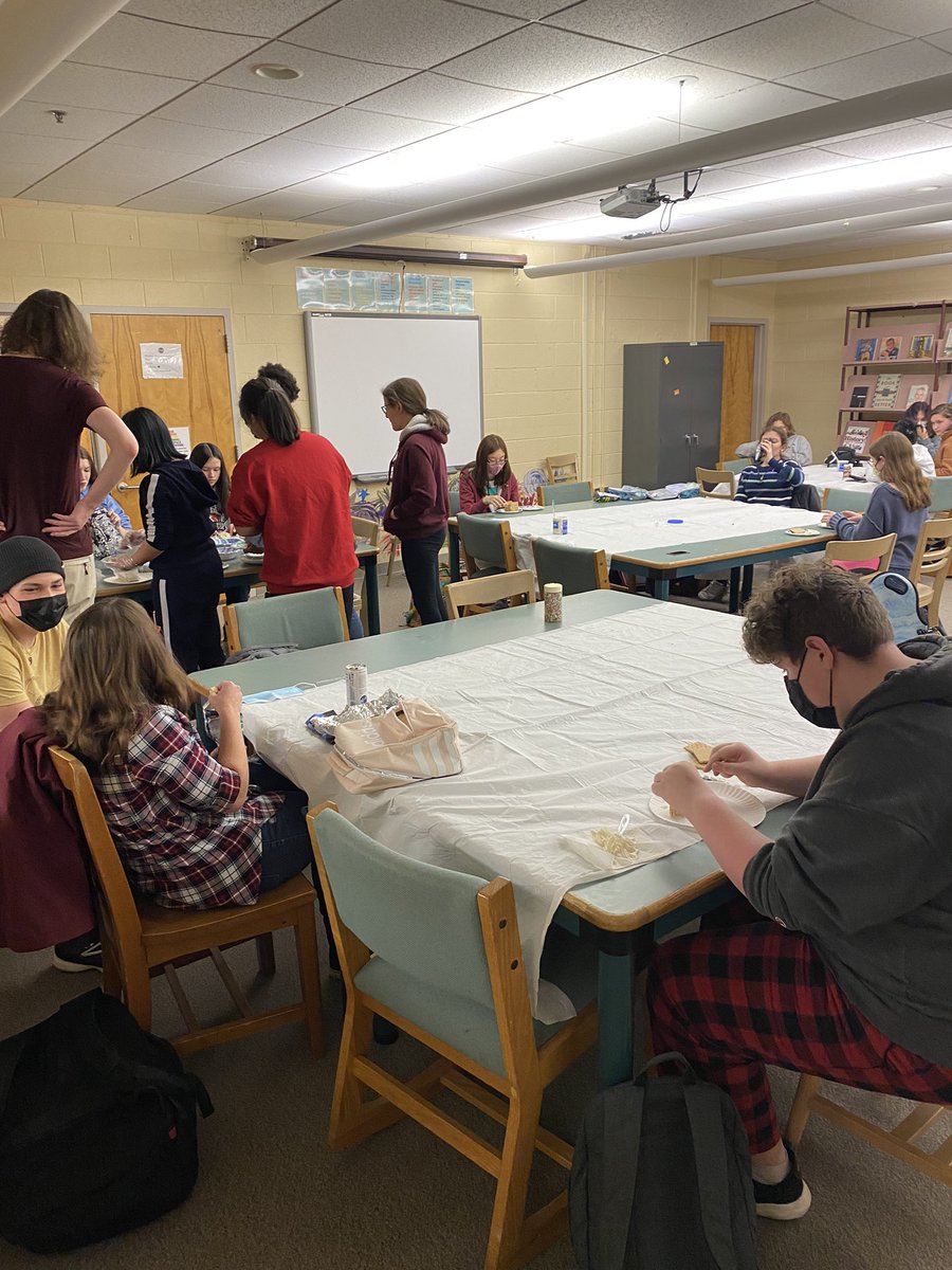 Thanks to everyone who came out today during their lunches for our Gingerbread house decorating event for German Week! Those are some tasty houses. Hansel and Gretel would be proud! @UpperMerionSD #umasdistheplacetobe #Lebkuchen