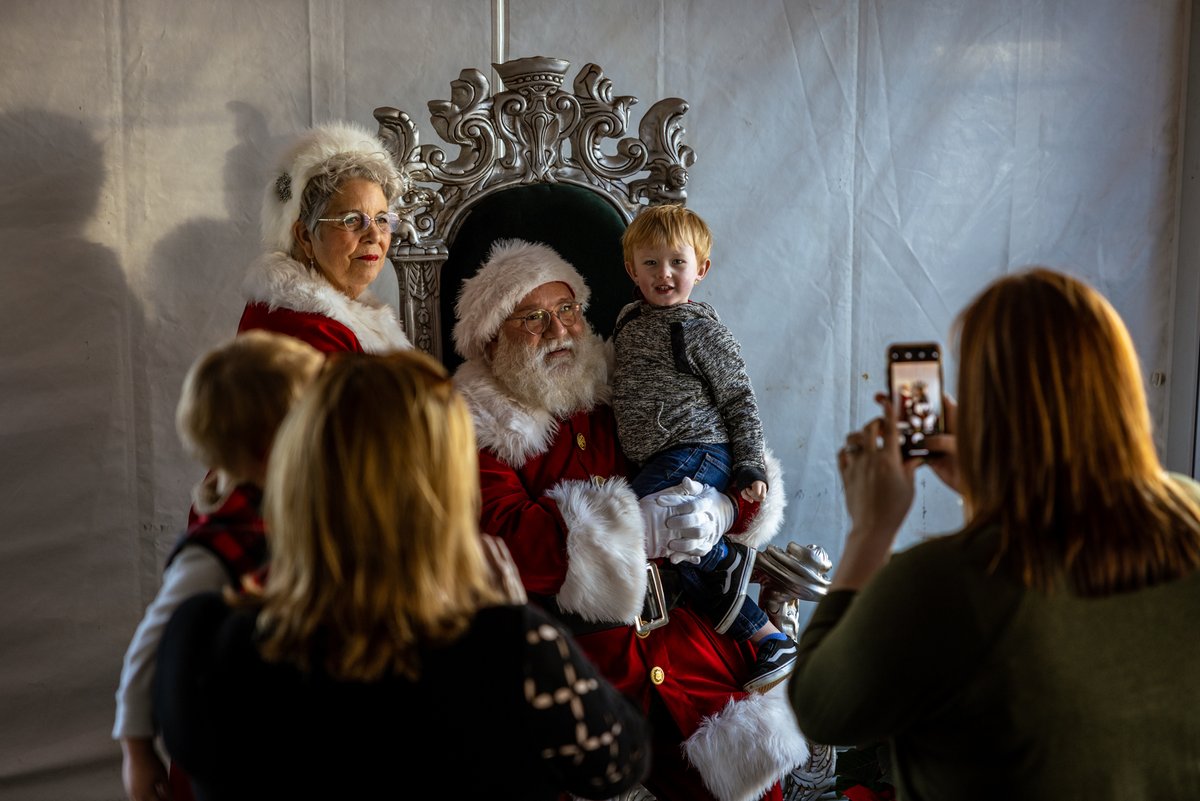 _MurphCo's tweet photo. Thank you to the customers and employees alike who attended our annual Christmas tree party, last Saturday in St. Louis. What better way to than celebrate by giving away trees & wreaths and enjoying some pancakes and bbq! @ChrisCakesSTL @BandanasBBQ #MurphyCares https://t.co/L0jUWlHiVr
