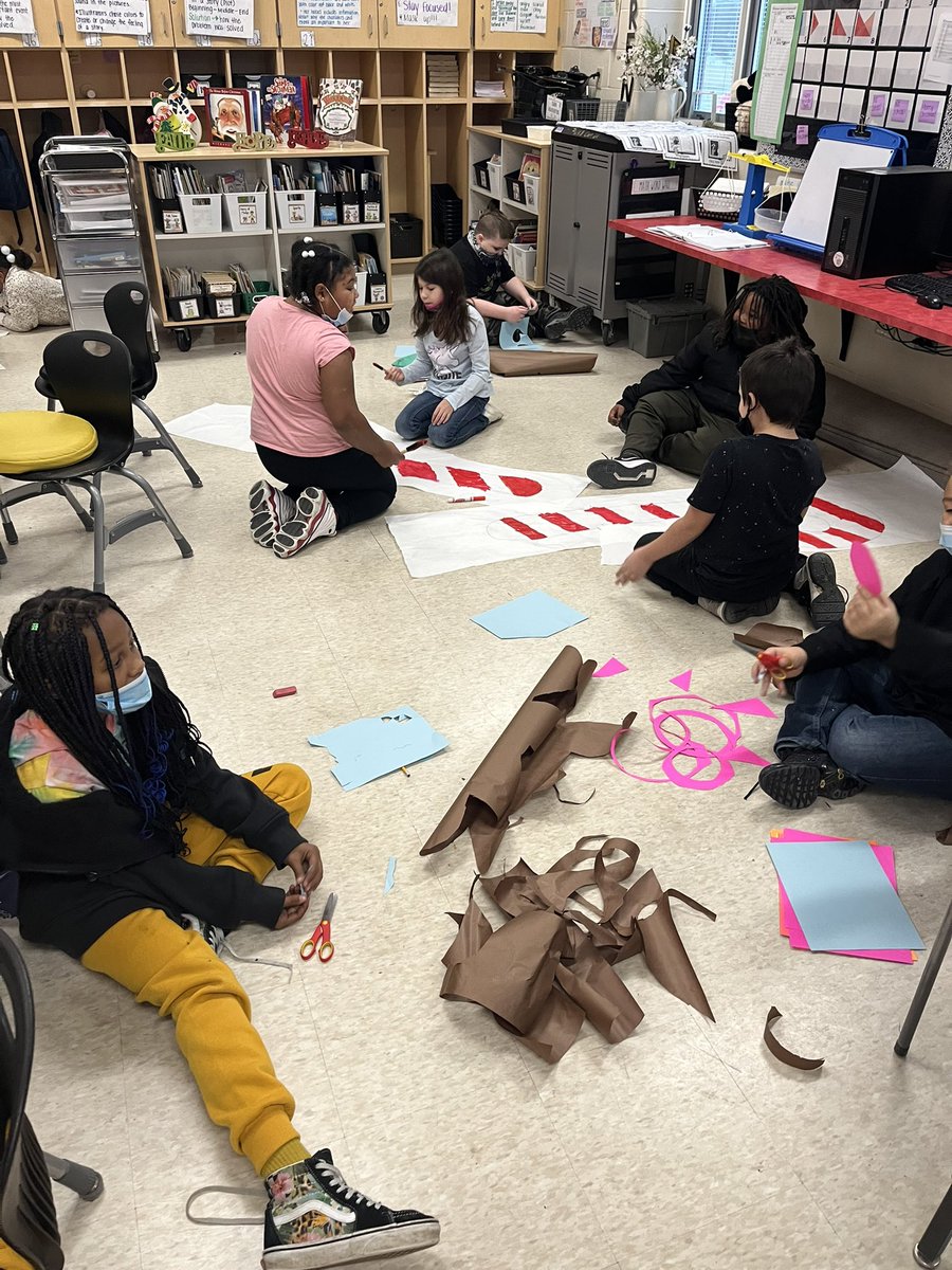 MrsDragishWCS's tweet photo. Working together to create our decorations for the door decorating contest! 🎅🎄 https://t.co/yJlbaMJGTN