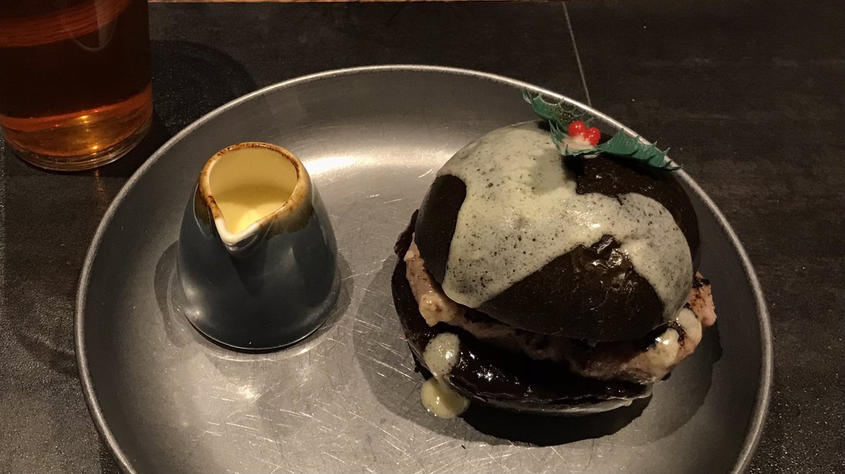 Tonight i tried the <a href="/wearepublove/">PubLove</a> Christmas Pudding Burger. The Wensleydale cheese “custard” won me over 🍔🧀