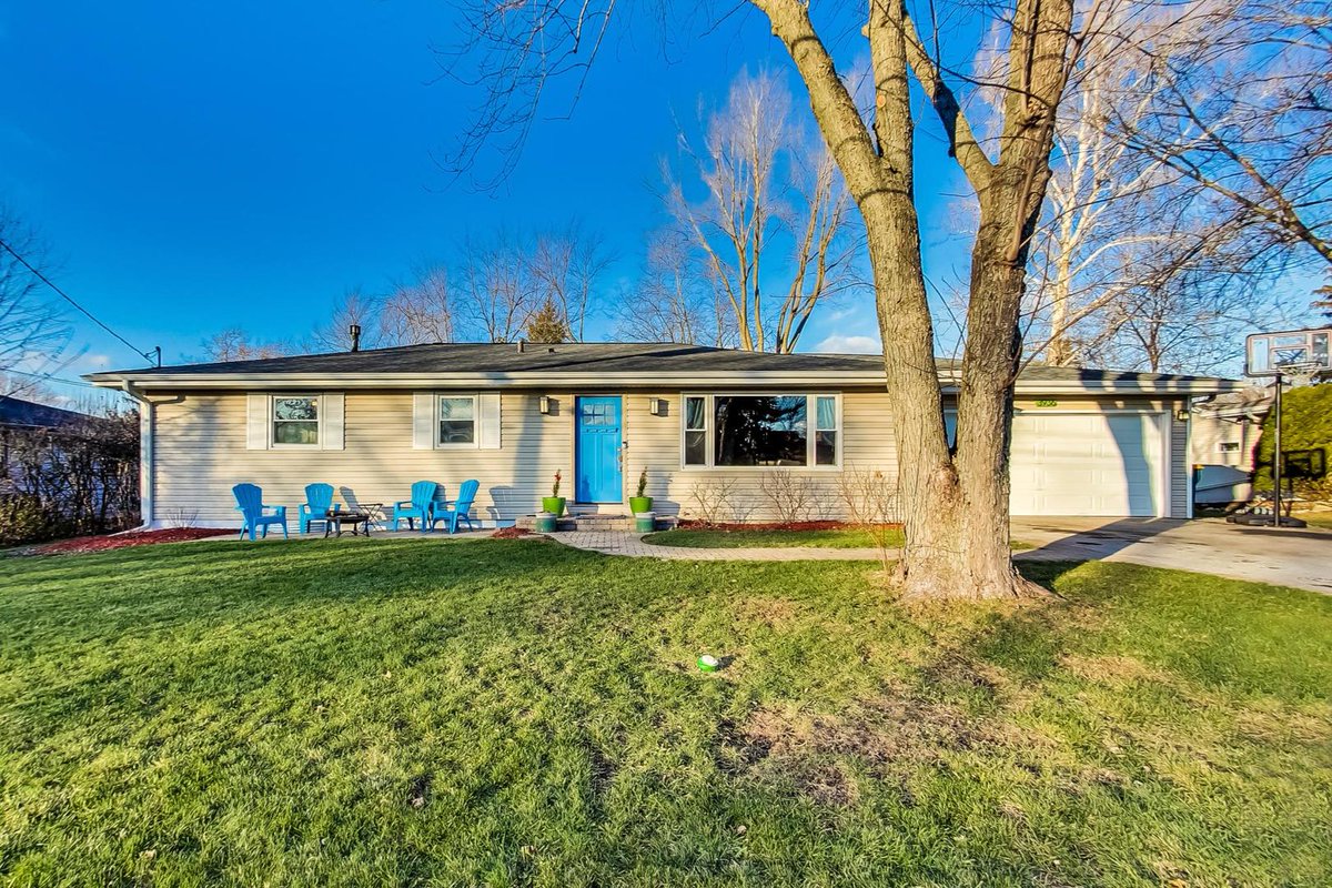 CarolineGau's tweet photo. Check out my newest listing in #Gurnee! Tell me what you think!  #realestate https://t.co/eFdaps9Raq https://t.co/nBX5qUD705