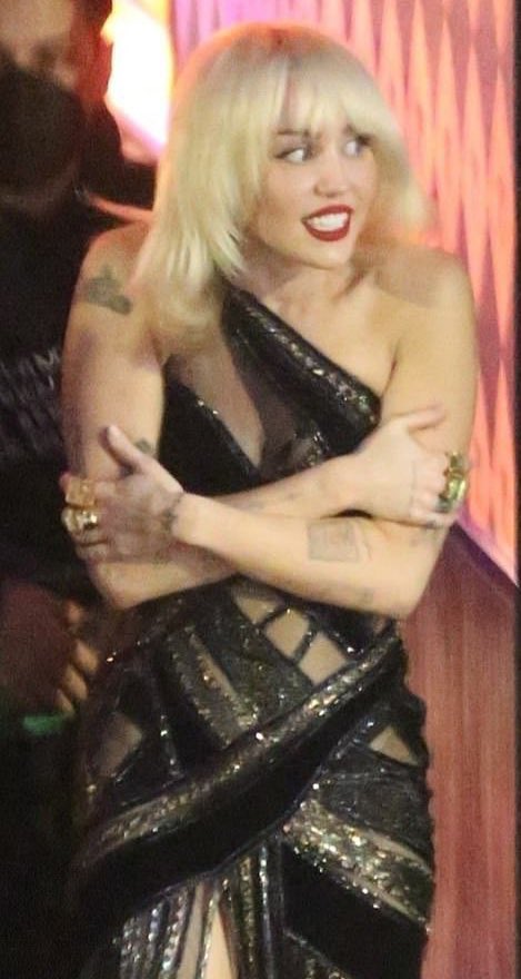 bangerzhearts's tweet photo. MILEYYYYYYYY I AM LIVING https://t.co/ygmsUUpvw9