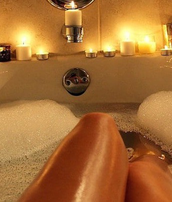 ivyrosalie1's tweet photo. I've just started preparing a hot steamy Foamy bath ready to have some naughty fun , if you wanna see the content.. message me and RT This post
#horny #bathtime #nude #bathplay #footplay #selling #content #adultwork https://t.co/q09HIrm23F